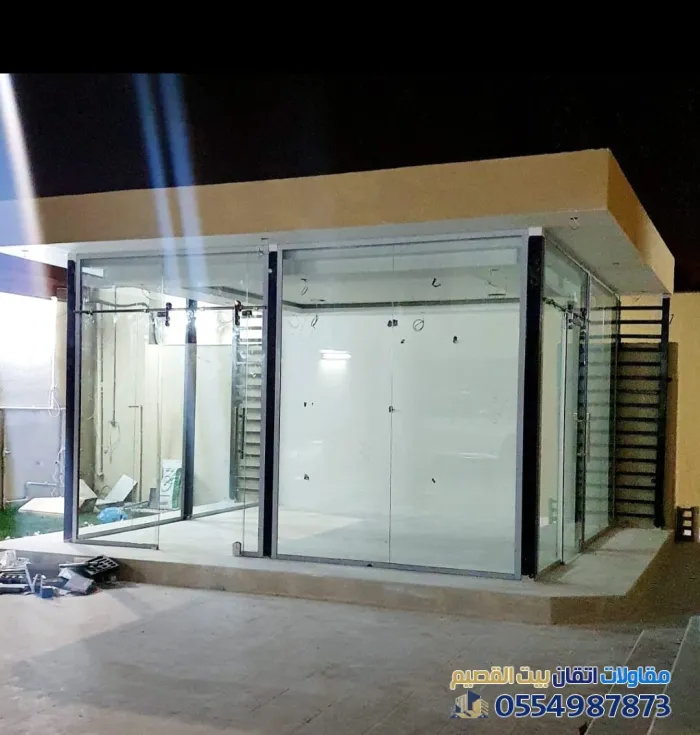 تصاميم مجالس خارجية زجاجية جاهزة في بريدةوعنيزة: دمج الفخامة بالإطلالة الساحرة