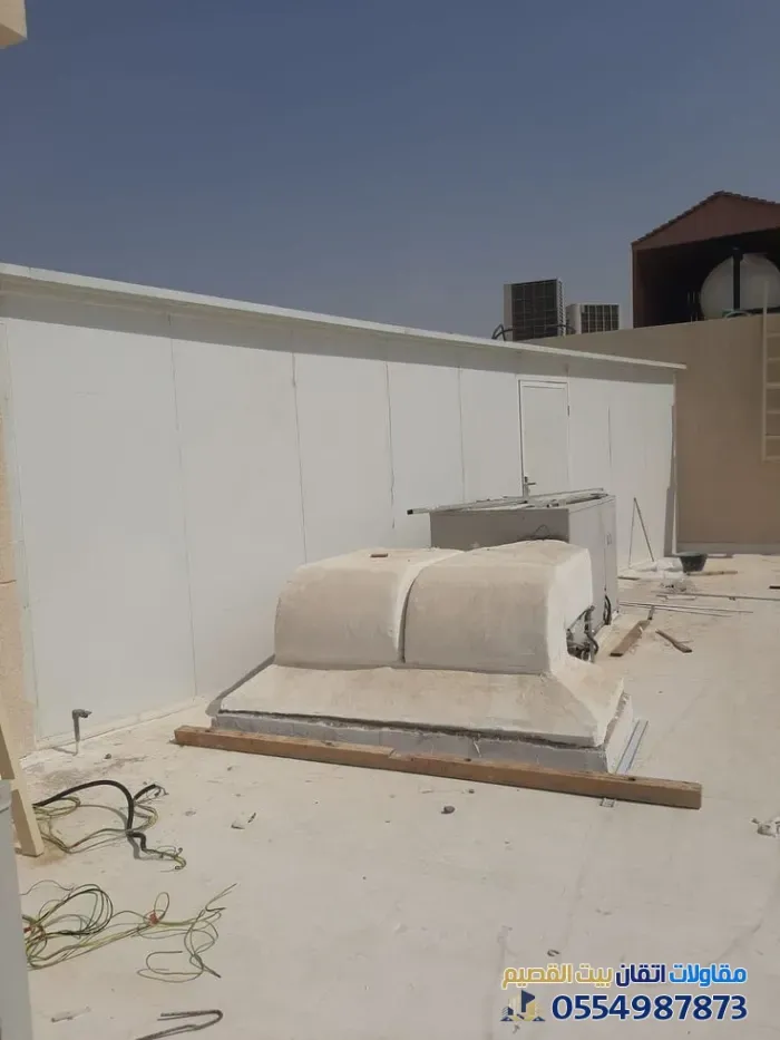 ملاحق ساندوتش بانل واسمنت بورد بالقصيم: دليلكم الشامل للمميزات والأسعار وأيهما أفضل لبناء ملحق مثالي؟